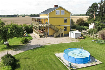 Bild Stort hus med egen strand vid Mälaren.